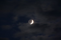 Mond bei 200mm in einer Wolkenlücke