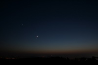 Venus,Mond und Jupiter am Abendhimmel über der Burg Steinsberg