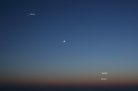 Venus, Mond, Jupiter und Merkur am Abendhimmel