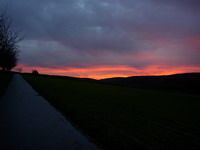Sonnenaufgang über Feld und Weg
