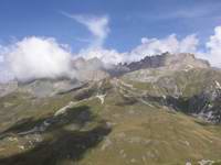franz. Alpen mit Wolken und ihren Schatten. Auffahrt Galibier